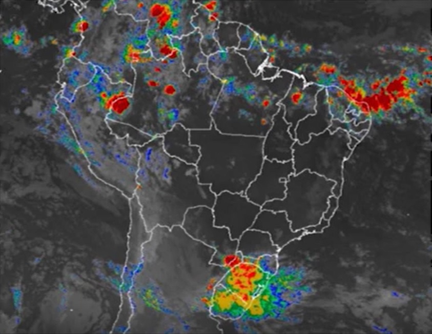 Corredor de umidade provoca boas chuvas em áreas de pasto. Saiba onde cai mais água