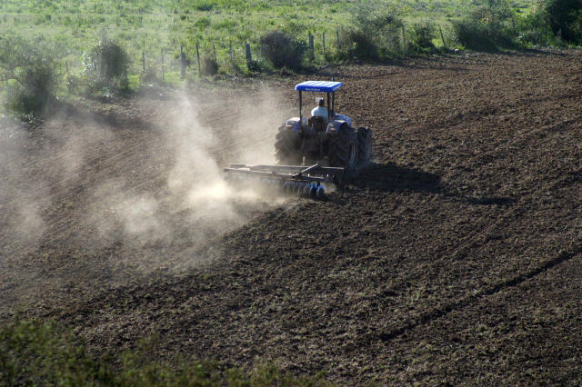 Trator em operação de preparação de solo. Foto: divulgação