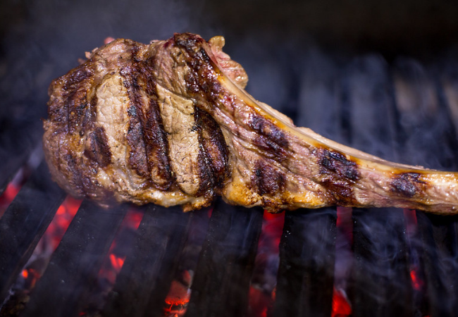 Carne bovina na grelha de churrasco. Foto: Wenderson Araujo/CNA