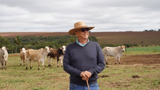 O pecuarista Mário Coelho Aguiar Neto “Mamado” com o gado Simental ao fundo. Foto: Divulgação