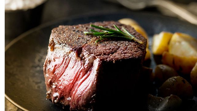Corte de carne de qualidade de bovinos classificados pelo Protocolo 1953. Foto: Divulgação