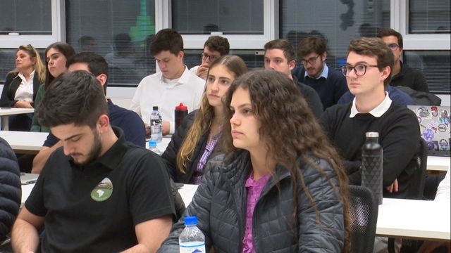 Estudantes do Insper acompanham uma aula sobre o Fazenda Nota 10. Foto: Reprodução