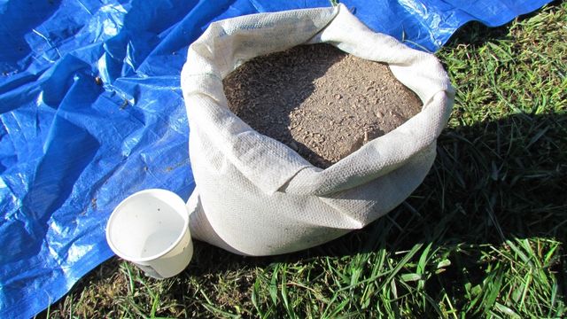 Composto 100% vegetal, feito com torta de mamona e capim elefante, para uso como adubo ou substrato orgânico. Foto: Nátia Élen Auras/Embrapa Agrobiologia