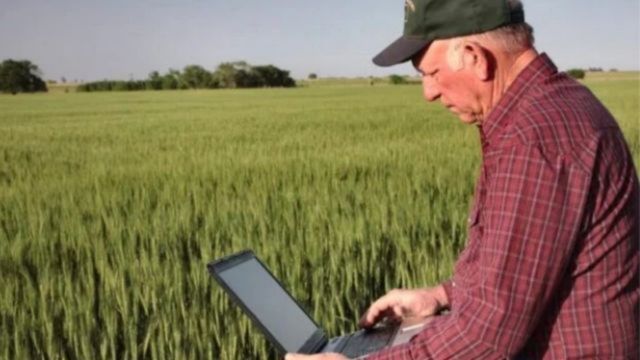 Produtor acessando informações direto na fazenda. Foto: Divulgação