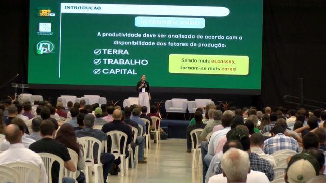 Palestra da zootecnista e doutora em forragicultura Janaína Martuscello durante o Confinar 2023. Foto: Reprodução