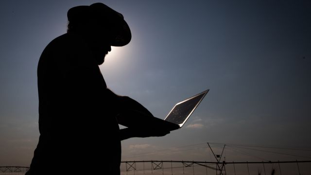 Produtor rural com notebook na fazenda. Foto: Wenderson Araujo/CNA