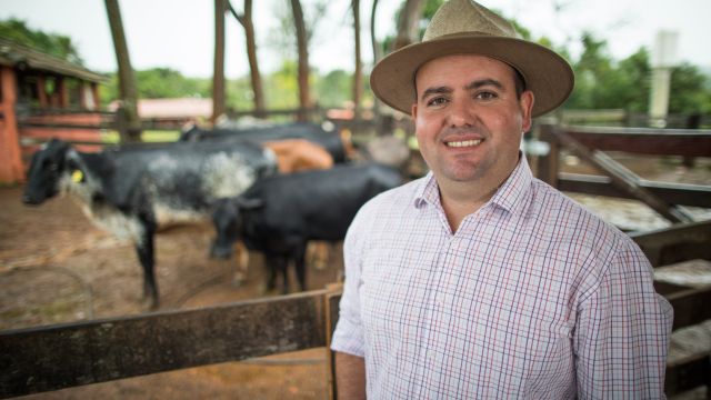 Produtor rural com animais no curral. Foto: Wenderson Araujo/CNA
