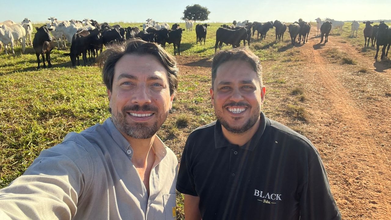 O gestor da fazenda Deives Faria e Adauto Vedovelli, gerente da unidade da Friboi de Pedra Preta. Foto: Divulgação